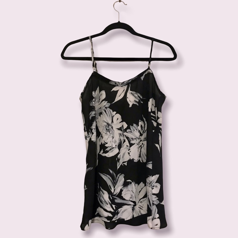 🌟SALE 2/$10.00‼️ VIOLET & CLAIRE Women’s Floral Spaghetti strap Blouse size S